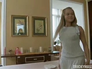 Szexi shemale pornó film ingyen használja a farkát és a seggét, hogy leszálljon
