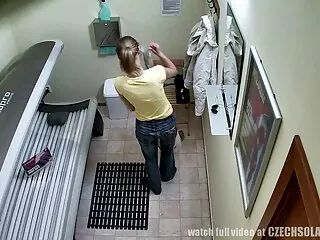 Ez a kanos háziasszony a játékaival ingyenes sexfilmek játszik