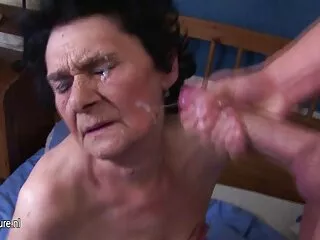 Spriccelés tini karácsonyi ruhában anya lánya xxx és harisnyában